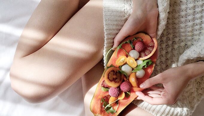 Mädchen mit Papaya und anderen Früchten